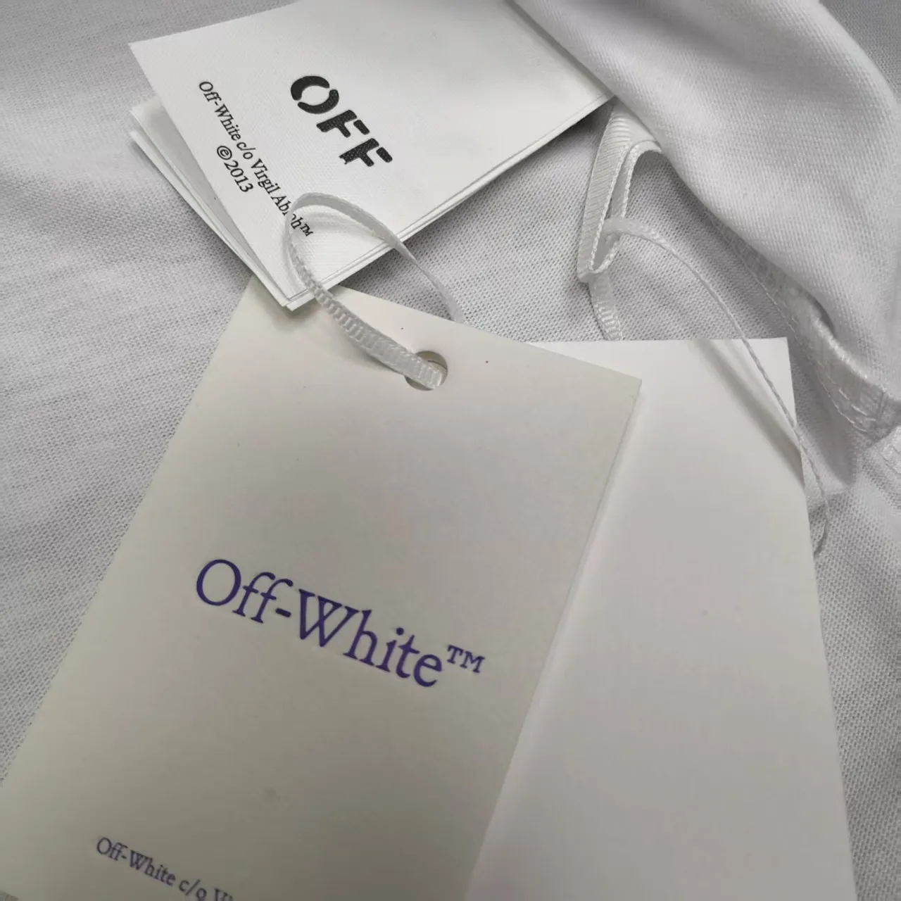 The top proven version OFF-WHI* 25SS new printed short-sleeves, loose fit, the same style for male and female couples stars. American designer Virgil Abloh founded the luxury street brand Off-White based on the pop culture of the younger generation. Walking between street culture and high-end fashion, contemporary elements are used to interpret youth culture, and fine workmanship is used to interpret trendy clothing. Photos, paintings and eye-catching graphic printing are all sources of inspiration for the designer. 32 counts of 260g double yarn pure cotton fabric, the printing uses Kornit digital direct injection technology, and the picture is clear. The white glue base ensures the firmness of the printing, and machine washing is stress-free - 1:1 original mold opening, ZP development, perfectly restored to the original version, produced by a large factory, not produced by a small factory on the market, fine wiring, top-notch craftsmanship, welcome to compare - A full set of customized accessories for collar labels, hang tags, and wash water labels - Exclusive logo packaging - No matter age, body shape or gender, it is very suitable for both men and women. All details are real photos, buy with confidence. Color: White Size: S-XL P;120